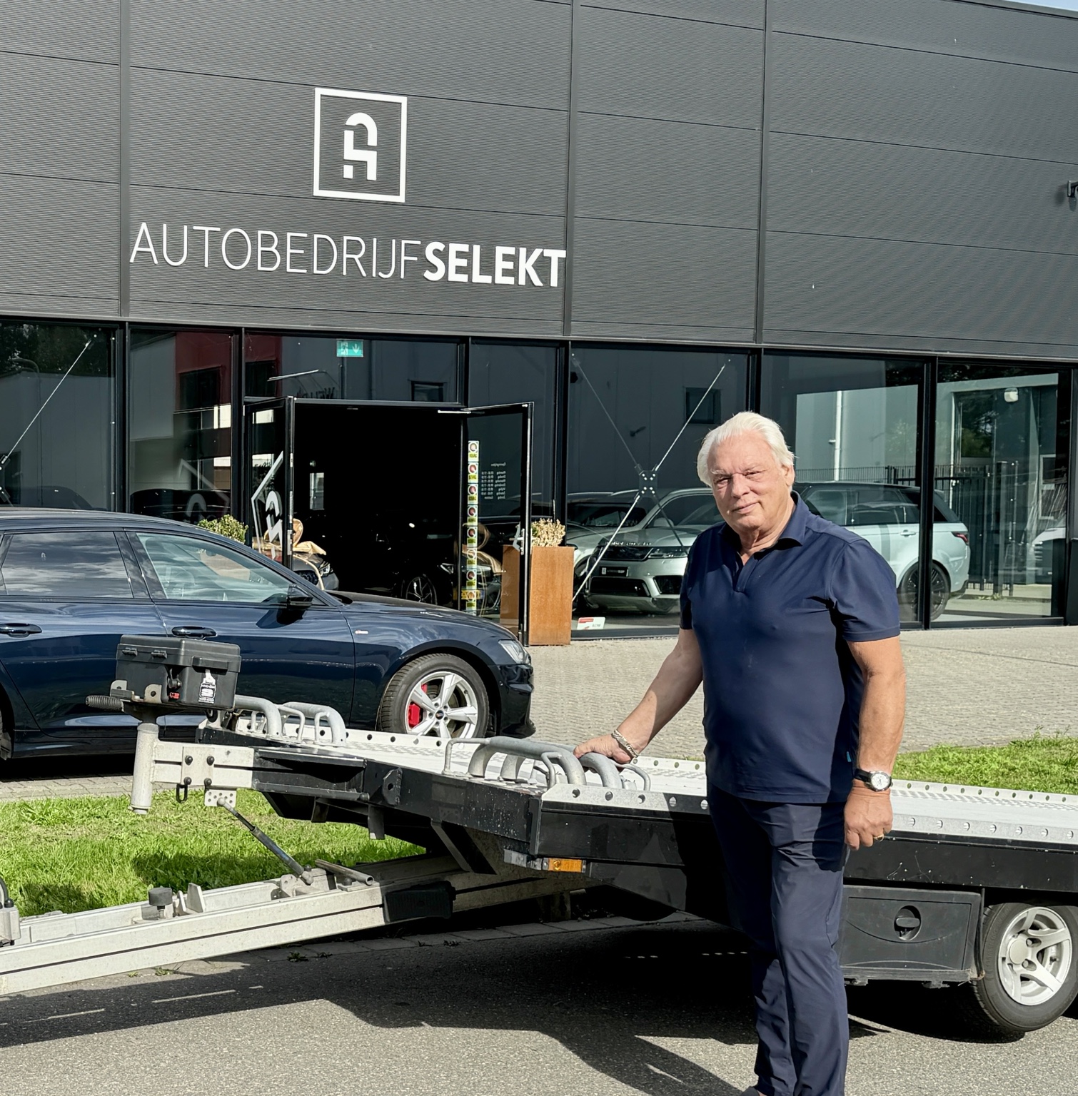 Collega van Autobedrijf Selekt voor de showroom in Epe
