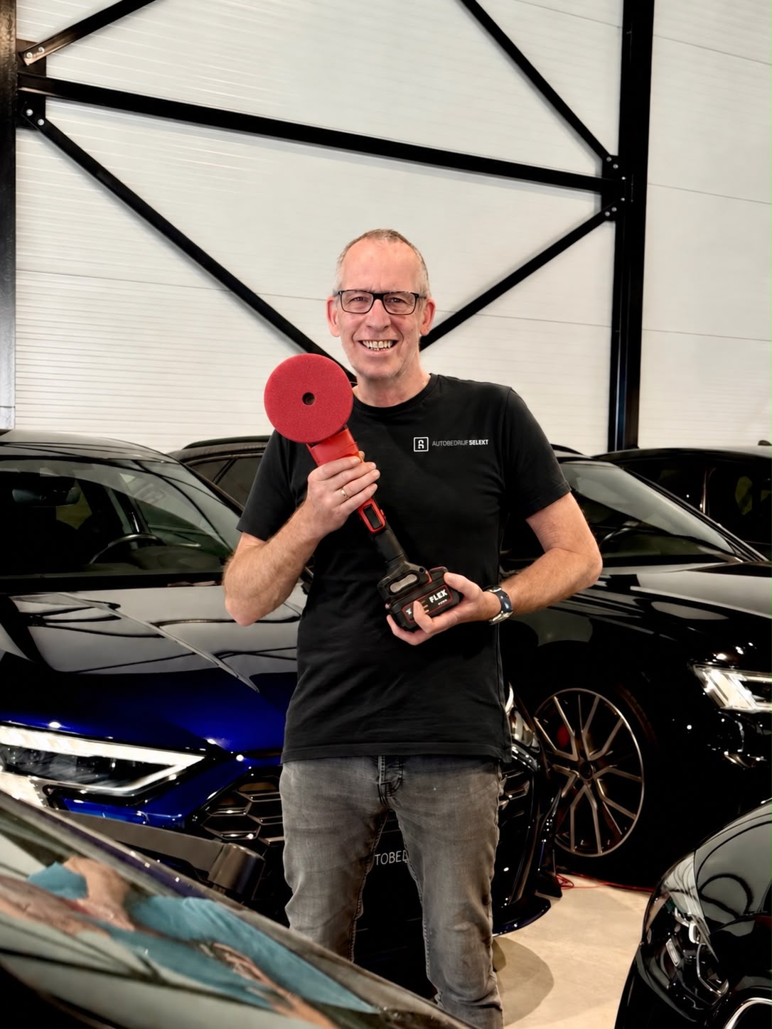 Collega van Autobedrijf Selekt aan het werk met een polijstmachine