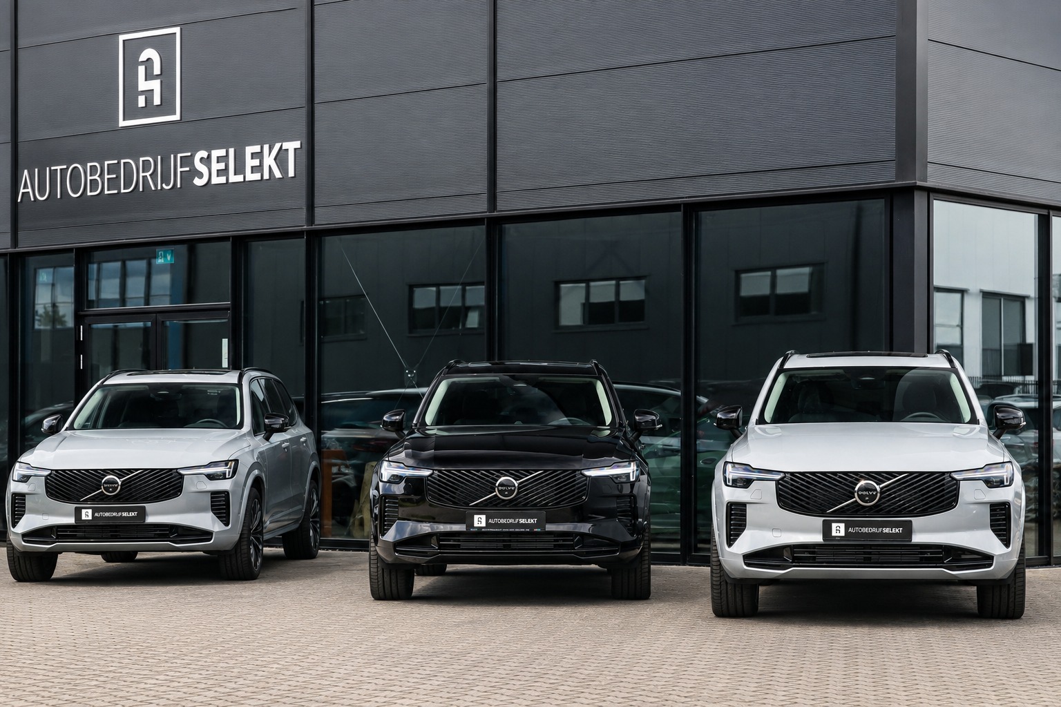 Drie Volvo occasions voor de showroom van Autobedrijf Selekt