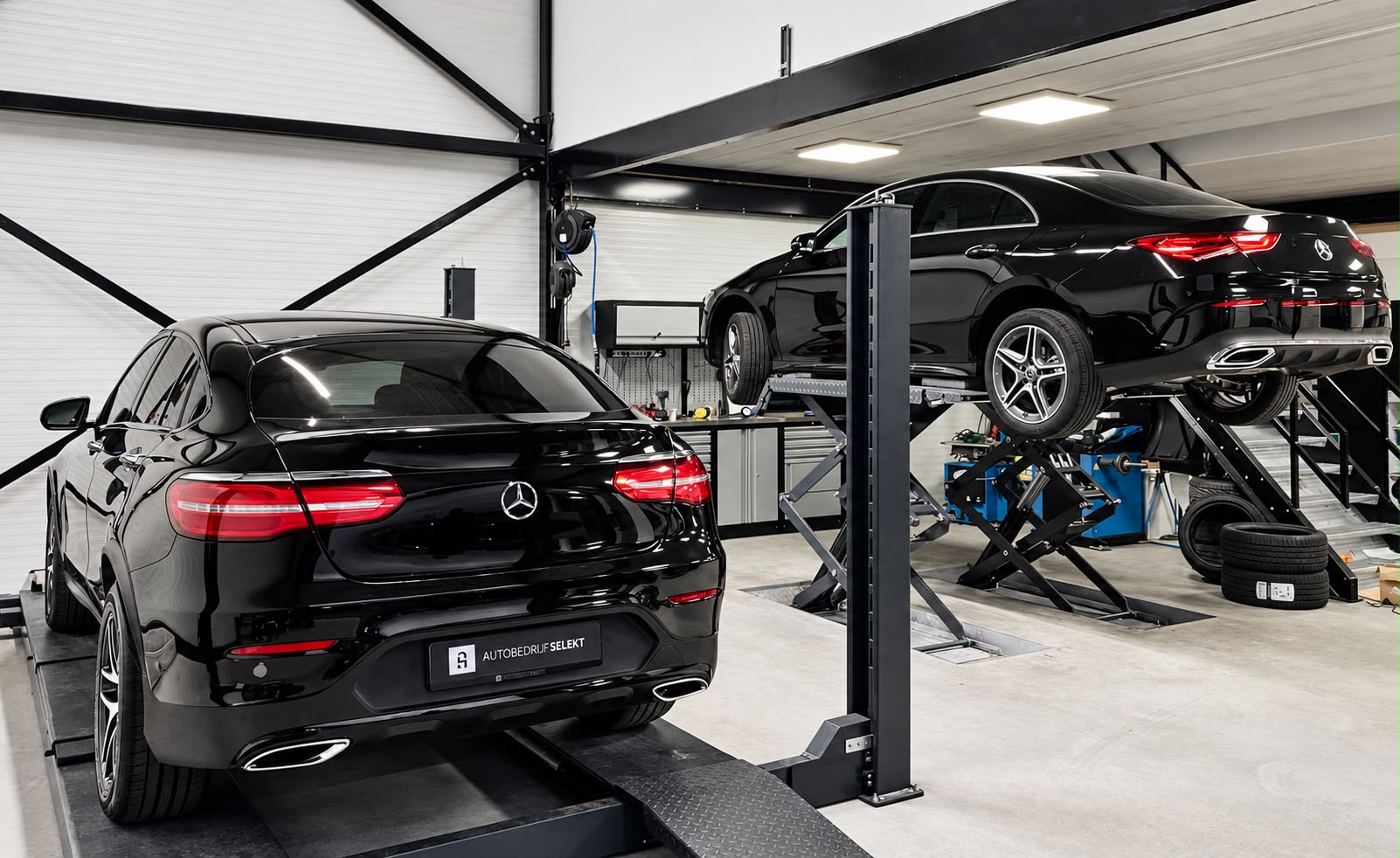 Mercedes-Benz occasions op de hefbruggen in de werkplaats